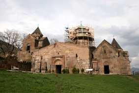 El monasterio actual fue fundado en el 874 por el rey Ashot I Dos iglesias permanecen: San Arakelots y la iglesia de San Astvatsatsin.
