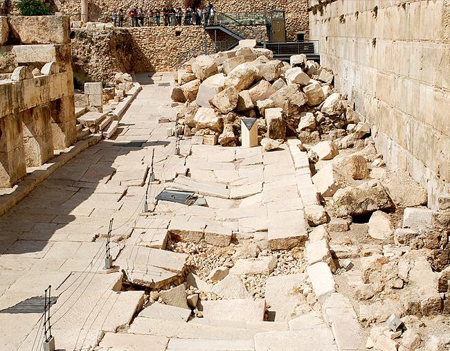 muestra algunas de las ruinas dejadas por los romanos en la calle al lado oeste del Monte de Templo). B) Tres Preguntas.