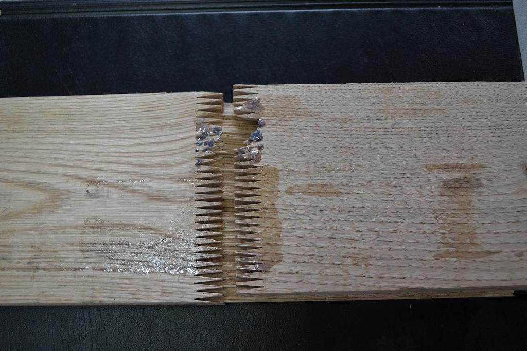 muestra por la madera Rotura de la muestra por la