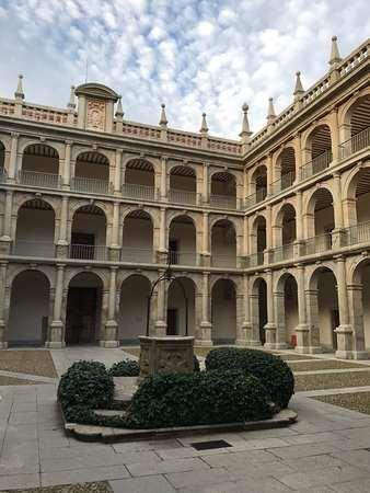 Universidad de Alcalá La Universidad de Alcalá se constituye como centro de la estructura universitaria diseñada por el cardenal Cisneros a partir de 1499.