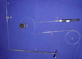 Sustitución de 2 puertos de asistencia en cirugía antirreflujo aguja-gancho, la cual se introduce a nivel subxifoideo bajo visión directa.