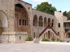 el Qamar y el Palacio de los emires de Beiteddin, máximo exponente de la arquitectura libanesa tradicional de los s. XVII y XVIII.