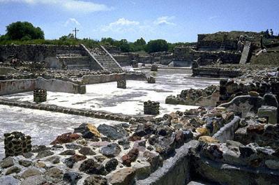 Derecha ruinas de Tenochtitlan en el DF en