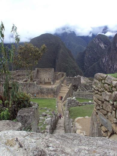 El área edificada en Machu Picchu es de 530 metros de largo por 200 de ancho e incluye al menos 172