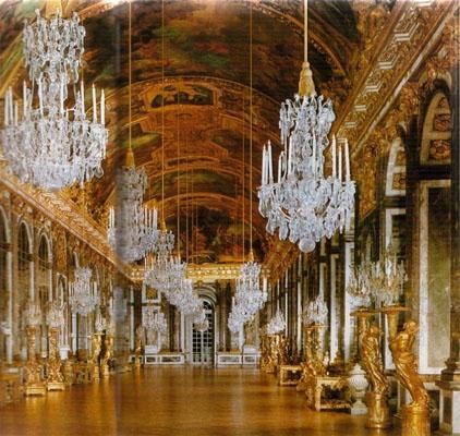 Mandado construir por Luis XIV, representa el prototipo de palacio real que será imitado en todas las cortes