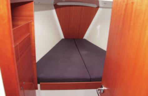 El camarote de proa alberga una cama triangular con un solo armario para la estiba de la ropa.