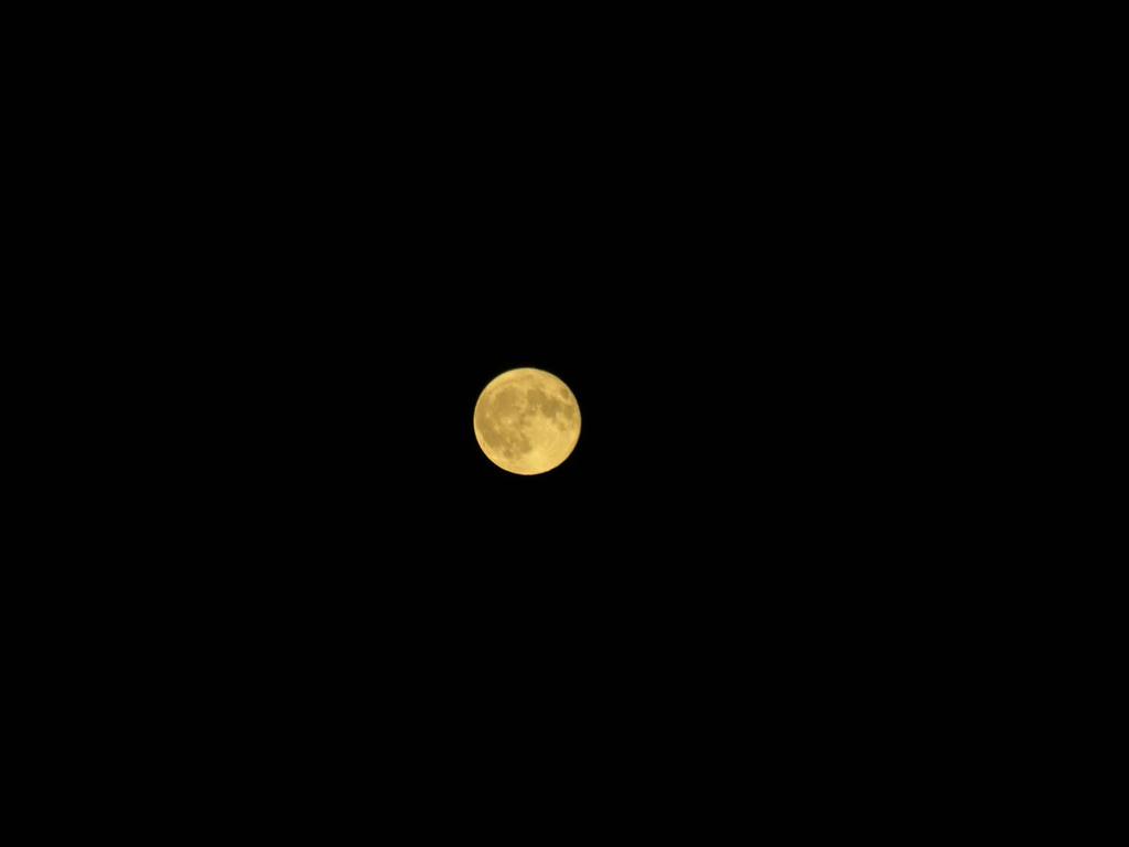 No ceo, xa clarexando, debuxase, finita a lúa. A lúa ten dúas noites de idade.
