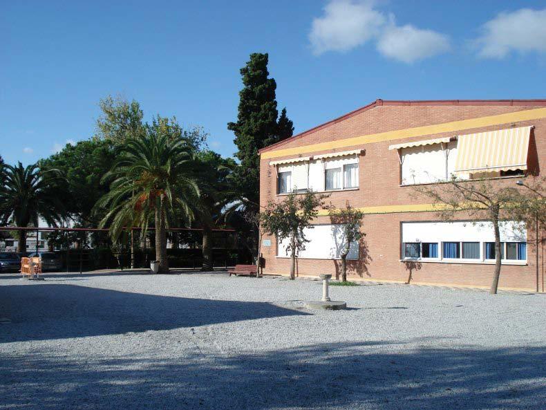 C.E.I.P. JOSÉ LUIS VILLAR PALASÍ de Vélez-Málaga, Málaga El es un colegio de 3 líneas situado en Vélez-Málaga que atiende a una población escolar de unos 450 estudiantes de Educación Primaria.