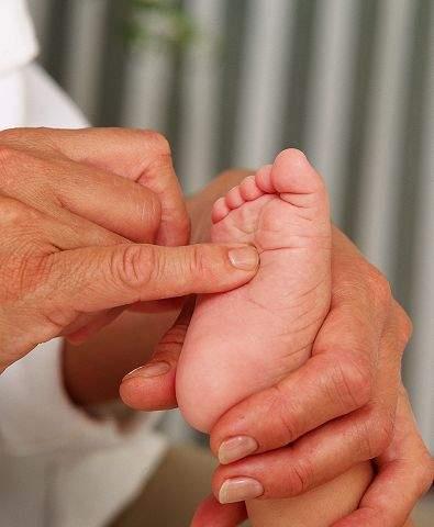 REFLEJOS Reflejo de prensión: El acariciar la palma de la mano del bebé provoca que el bebé cierre los dedos en un