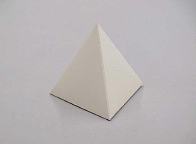 TETRAEDRO: Formado por tres triángulos