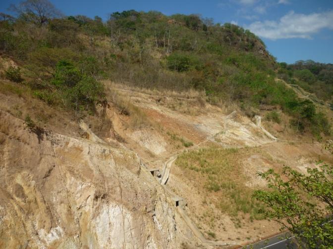 Posible afectación por depósito de sedimentos en río Grande de Tárcoles, el cual se localiza a aproximadamente 300m del pie del relleno.