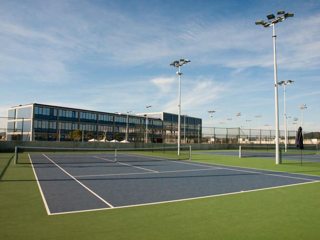 INSTALACIONES Las instalaciones de nueva creación de la Academia están equipadas con tecnología punta e incluyen: 27 pistas de tenis reglamentarias de diferentes superficies (tierra batida y pista