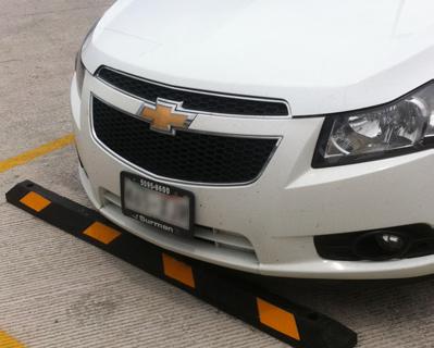 Topes para Estacionamiento Los topes para estacionamiento de Unimat Traffic se utilizan para detener de forma efectiva a los automóviles que entran a los cajones de estacionamiento ayudando a