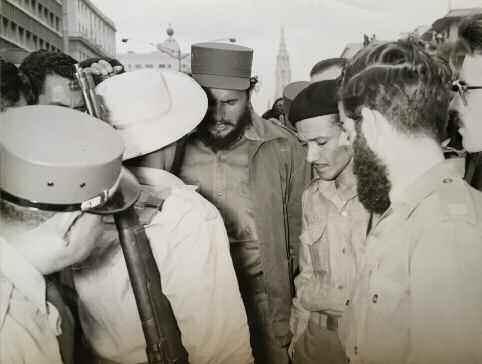 128 I Korda (Alberto Díaz Gutiérrez, 1928-2001) Fidel Castro con un grupo de milicianos,