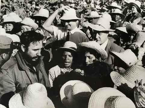 130 I Korda (Alberto Díaz Gutiérrez, 1928-2001) Fidel Castro con un grupo de milicianos,