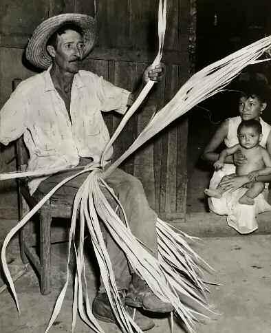 20 I Paco Altuna (1918-1978) Juan Martí, tejedor de yarey con sus hijas, década de