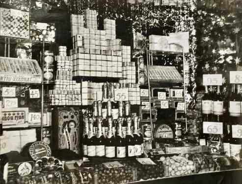 42 I Raúl Corrales (1925-2006) Tienda con productos navideños, década de 1950