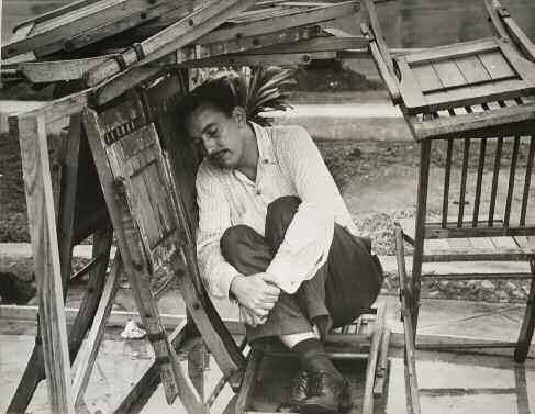 45 I Panchito Cano (XX) Hombre durmiendo entre sillas para ser de los primeros en ver el I Gran Premio de Cuba