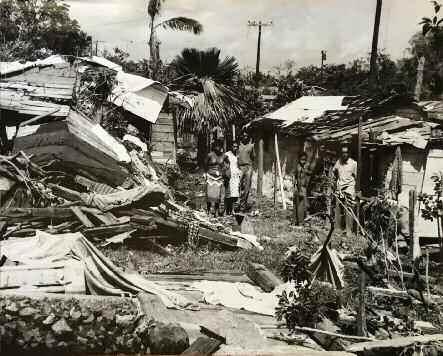 53 I Elicer Vázquez (XX) Poblado de Guanabacoa después del paso de una manga de viento, década de