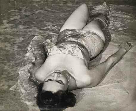 71 I Panchito Cano (XX) Mujer en la playa, década de 1950 Gelatina de