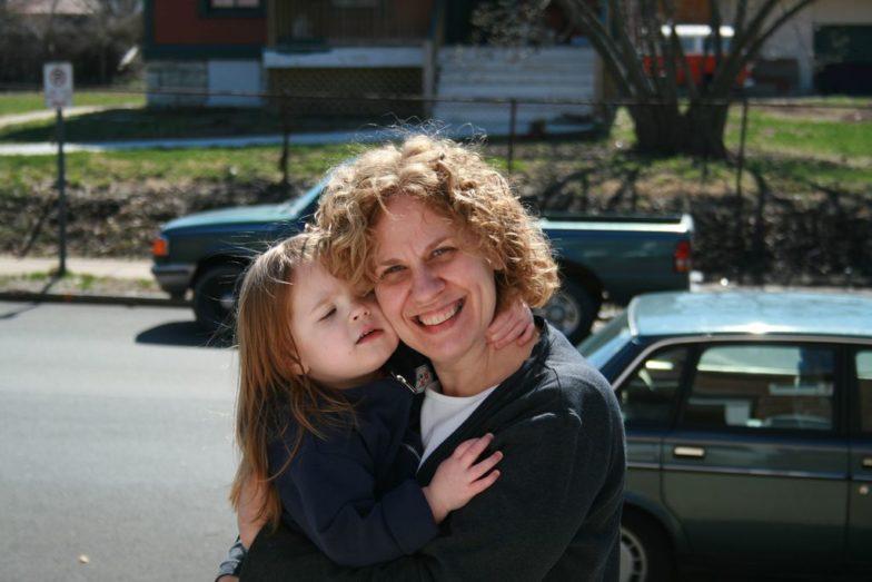 Artículo de opinión Carta de Tania a su madre Foto: niña abraza a su madre.