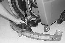 . Eleve el soporte de montaje de la escobilla de goma tirando hacia atrás de la palanca de elevación de la escobilla de goma (Figura 3). FIG.