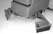 OPERACIÓN 4. Suelte el pestillo negro de la parte delantera de la máquina y abra el soporte de la aleta para poder acceder al cubo del motor (Figura 7). FIG. 7 5.