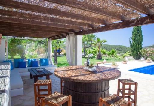 Villa Cuna is an Ibiza-style country house of 280 m2 and 3.500 m2 of terraces and gardens, located in a privileged, quiet place with beautiful views.