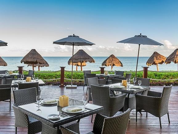 Playa Privilege: área de la playa exclusiva con zona de hamacas, camas balinesas y servicio de bebidas.
