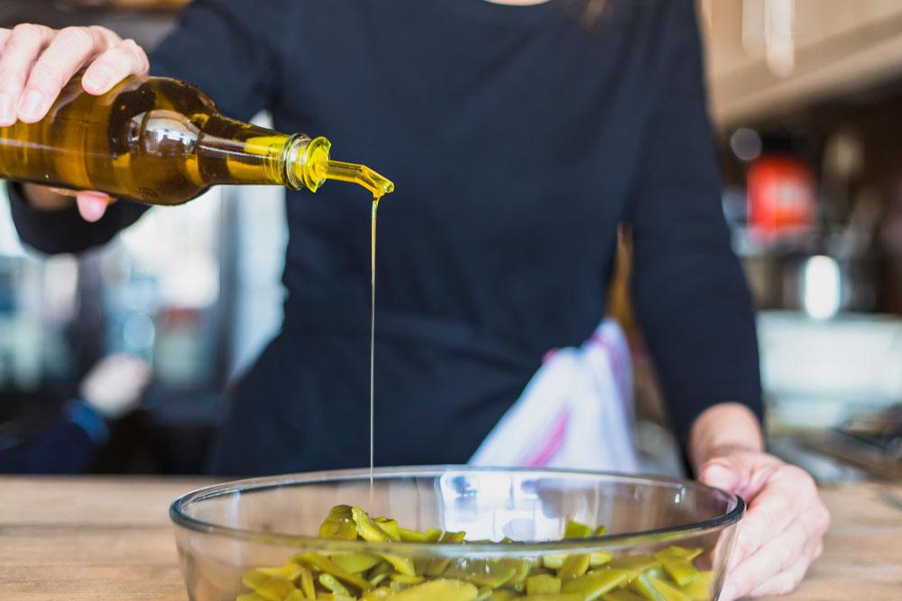 Aceite de oliva Aunque es considerado uno de los aceites más saludables, engorda tanto como el resto ya que todos aportan 9 calorías por gramos. Su consumo se debe moderar incluso al aliñar ensaladas.