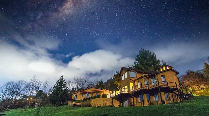 Un pequeño hotel de gestión familiar a solo cinco minutos del centro de Coyhaique,Disfrutando de vistas de 360 desde allí, se sentirá como una pequeña parte de la gran naturaleza patagónica.