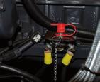 Amplias puertas y controles de agua /aceite, en caso de necesidad. 1. Radiator with pusher fan. 2.
