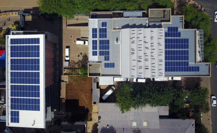 Sistemas fotovoltaicos conectados a la red en Chile A nivel residencial e industrial, la normativa nacional ha ido evolucionando positivamente, facilitando los procesos para permitir las conexiones