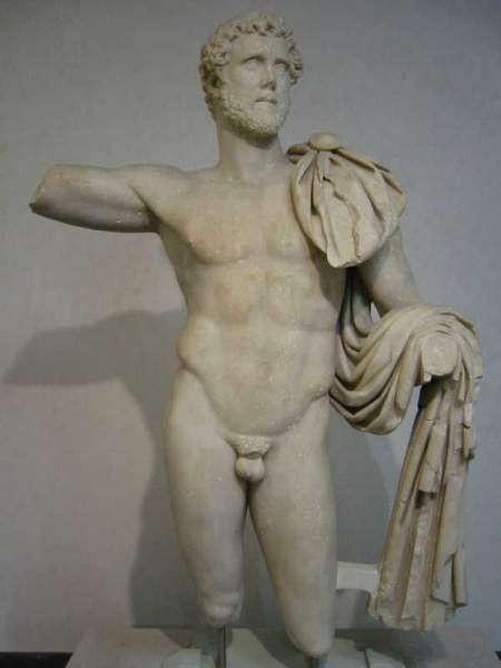 Imagen apoteósica o heroizado de Antonino Pío desnudo o semidesnudo,