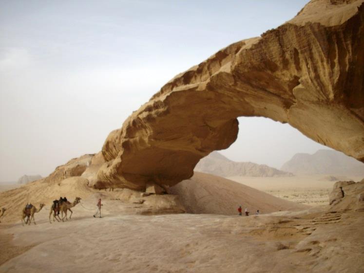 A continuación, excursión al desierto de Wadi Rum donde haremos un paseo en vehículos 4x4.