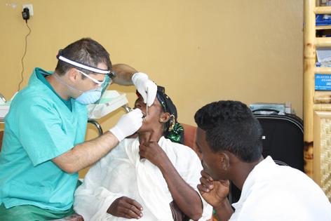 Se realizaron extracciones dentales, obturaciones y tratamientos periodontales a 264 pacientes, de ellos 49 niños y 215 adultos. El número total de consultas odontológicas realizadas fue de 715.