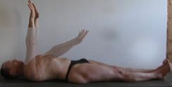 desde los isquiones a los talones. Usar alargamientos de las piernas para succionar los músculos de los muslos hacia sus huesos. Mantener espalda baja larga, superficial y suave.