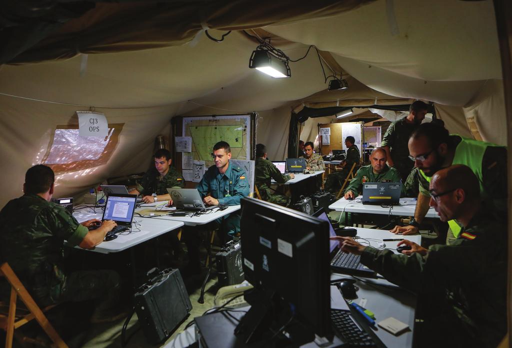[ fuerzas armadas ] Militares de la sección de Operaciones del Cuartel General del Battle Group Package durante una fase del ejercicio.