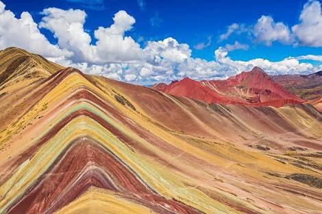 Martes 11 de Setiembre Montaña de Colores Salida desde el Cusco a las 5:00am aprox. donde se realizará un viaje de aproximadamente 2.
