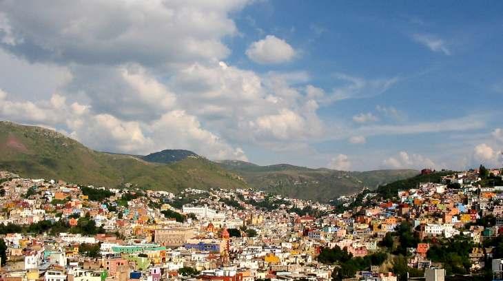 OBJETIVOS Se propone identificar el mejor desarrollo inmobiliario para el predio Marfil consiguiendo: Dinamizar el turismo y la economía de la ciudad de Guanajuato. Generar empleos y captación fiscal.