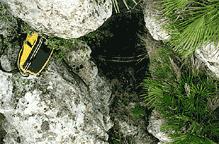 el romero. La boca I mide 2x1,5 m. de superficie abriéndose sobre la roca, mientras que la boca II se encuentra a unos 25 m. Foto: R. Plá ( 05.01.