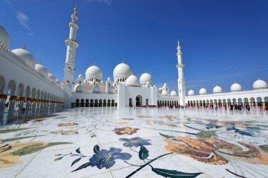 También podremos visitar la Gran Mezquita Sheikh Zayed, la tercera más grande del mundo.