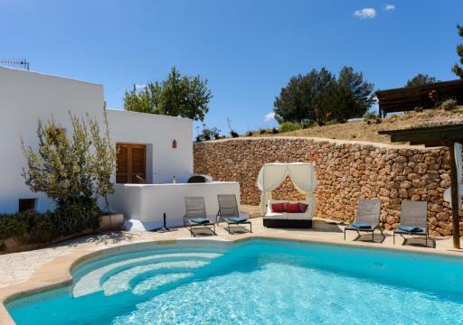 Traditional Ibiza house newly renovated, is located in Es Cubells, on top of a hill, with a maximum capacity of 10/12 people, with wonderful views of the sea and Formentera Porroig.