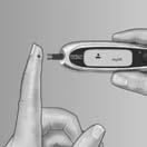 Paso 1 Prepárese para aplicar la muestra de sangre Mantenga el dedo firme y extendido y mueva el medidor con la tira reactiva hasta