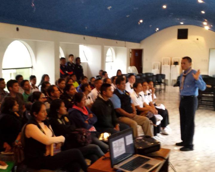 la charla de liderazgo y voluntariado Scout a miembros de la Policía Nacional del Perú Región La Libertad de la Oficina de Participación Ciudadana.