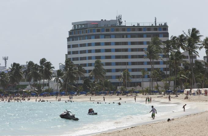 Localización Este reconocido hotel queda ubicado frente a la vía peatonal principal de San Andrés, a unos pasos de la playa,