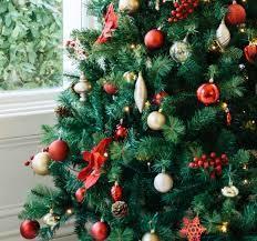 INTRODUCCIÓN El árbol de Navidad es un elemento de decoración que no falta en los hogares en esta época del año y junto con el Belén, es la decoración navideña más utilizada.