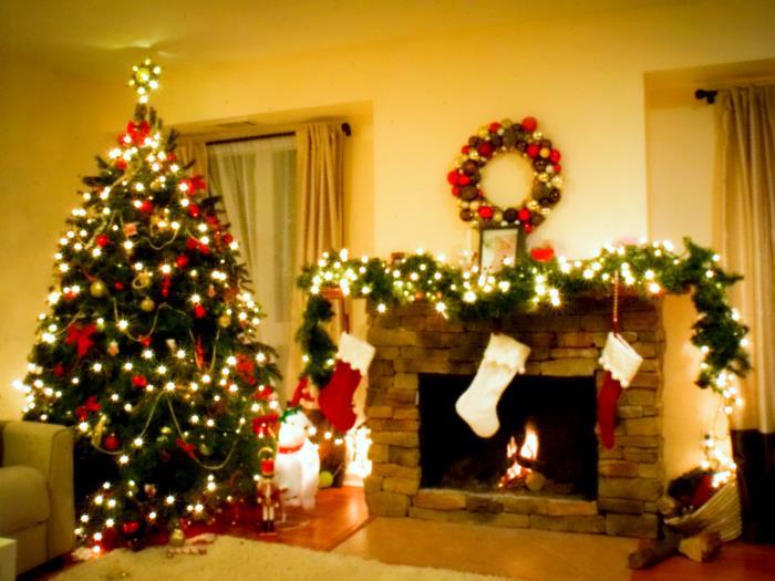 Después, en la época de la colonización, la tradición de decorar un abeto en Navidad saltó de Inglaterra a Estados Unidos, donde se atribuye a August Imgard, un hombre de