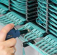 Antes de conectar un cable, incluso uno nuevo, asegúrese de que esté limpio inspeccionando. Si está sucio, límpielo y vuelva a inspeccionarlo para asegurarse de haber eliminado la contaminación.