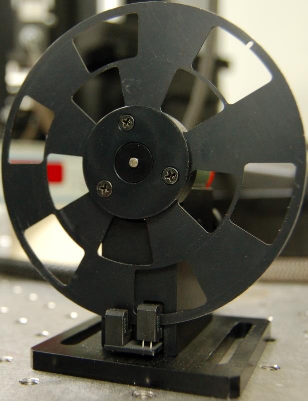 4.6 Retardador mecánico (Chopper) El microscopio de barrido basado en el efecto de campo cercano desarrollado cuenta con la capacidad de medir reflectancia y reflectancia diferencial; ya que en la